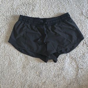 Lululemon low rise hotty hot shorts 2.5 inch